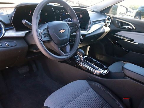 Used 2025 Chevrolet Trax LT FWD image 12