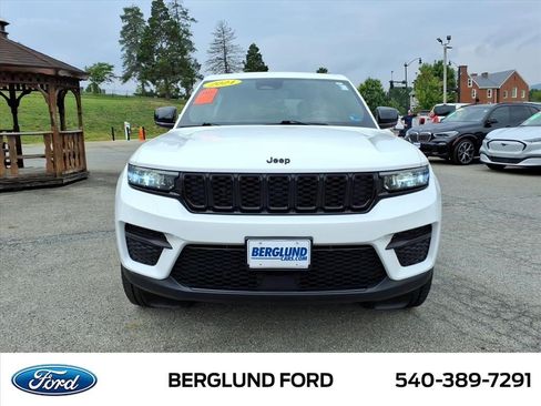 Used 2024 Jeep Grand Cherokee Altitude AWD/4WD image 10