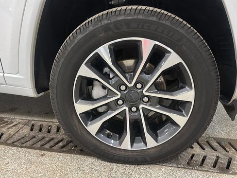 Used 2023 Jeep Grand Cherokee Overland image 10