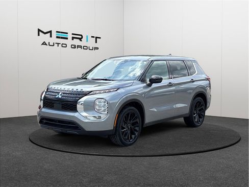 Used 2023 Mitsubishi Outlander SE Black Edition FWD image 4