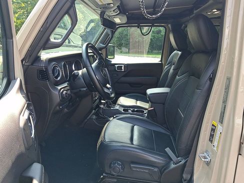 Used 2022 Jeep Wrangler Unlimited Sahara AWD/4WD image 14