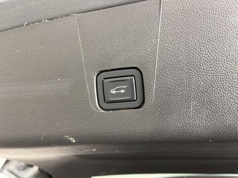 Used 2023 Chevrolet Traverse LT image 12