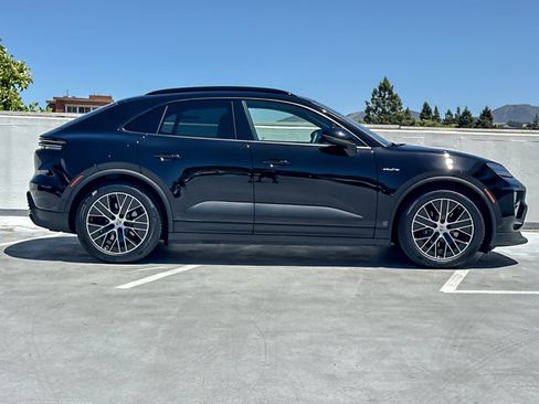 Used 2025 Porsche Macan Electric RWD image 9