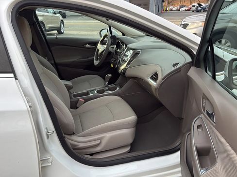 Used 2017 Chevrolet Cruze LT image 25