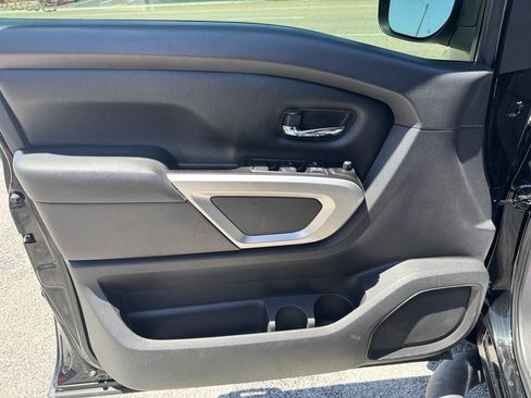 Used 2017 Nissan Titan SV RWD image 12