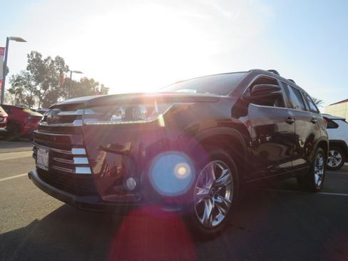 Used 2018 Toyota Highlander Limited image 3