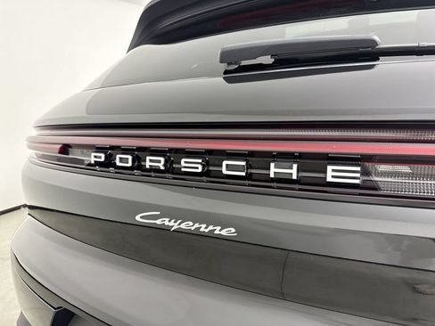 Certified 2024 Porsche Cayenne AWD/4WD image 19