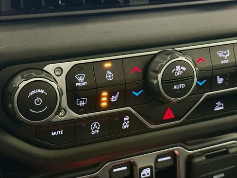 Used 2024 Jeep Gladiator Mojave w/ Convenience Group image 21