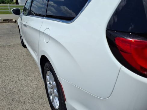 Used 2022 Chrysler Pacifica Touring-L FWD image 14