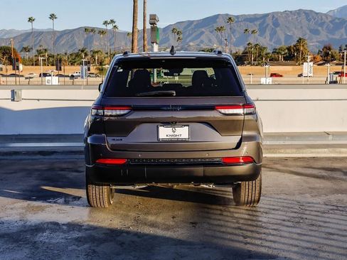 New 2025 Jeep Grand Cherokee Altitude image 8