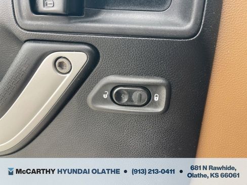 Used 2014 Jeep Wrangler Unlimited Sahara image 32