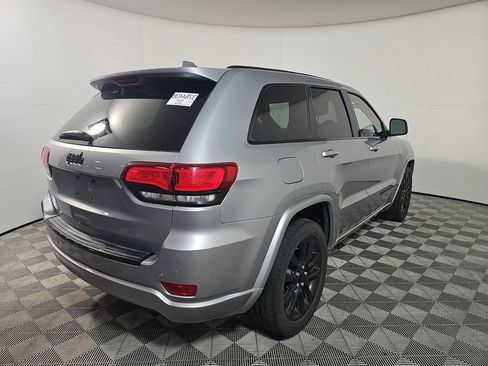 Used 2018 Jeep Grand Cherokee Altitude RWD image 4