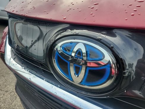 Used 2021 Toyota Venza LE image 11