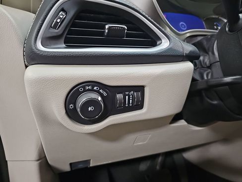 Used 2021 Chrysler Pacifica Touring-L image 31