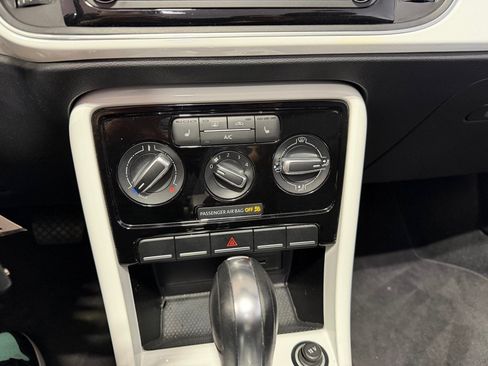 Used 2019 Volkswagen Beetle 2.0T S FWD image 29