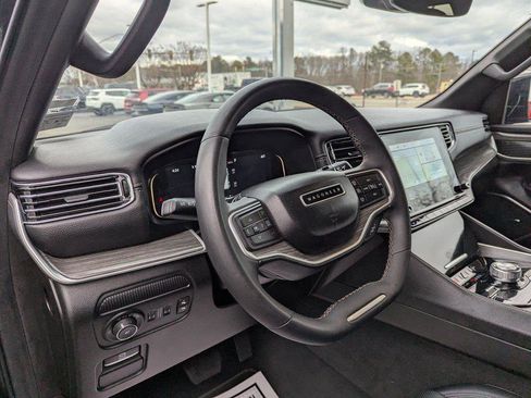 Used 2024 Jeep Wagoneer Series II image 12