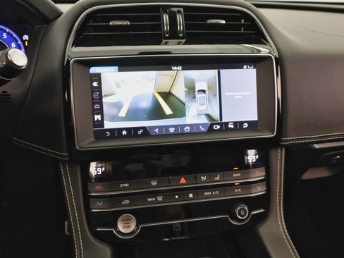 Used 2020 Jaguar F-PACE SVR image 35