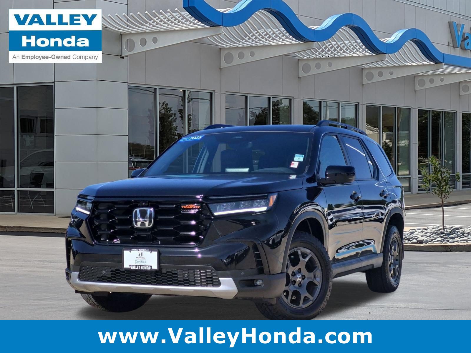Used 2025 Honda Pilot TrailSport image 1