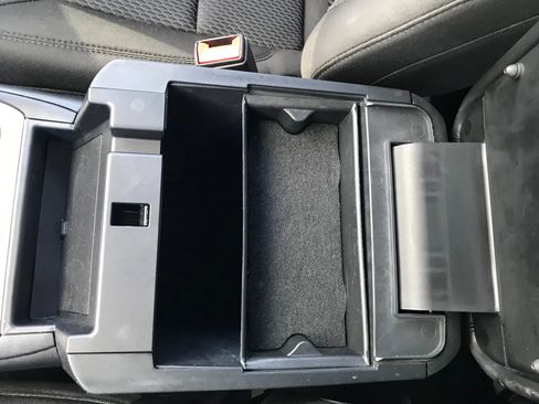 Used 2022 Ford Explorer XLT image 32