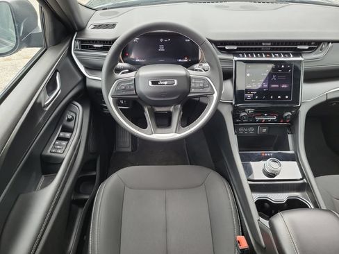 Used 2025 Jeep Grand Cherokee Laredo X RWD image 12