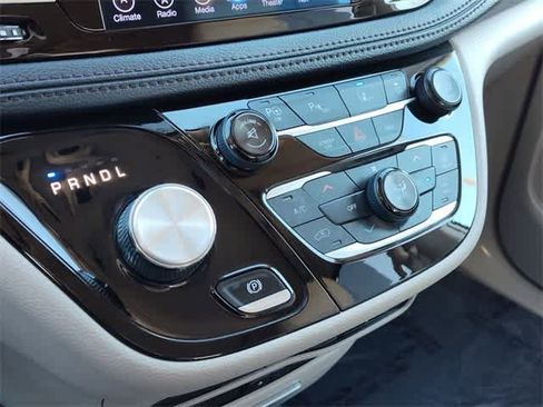 Used 2017 Chrysler Pacifica Limited image 22