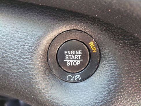 Used 2019 Jeep Cherokee Limited FWD image 30