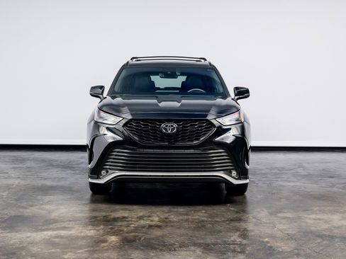 Used 2023 Toyota Highlander XSE image 2