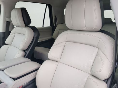 New 2026 Lincoln Navigator L Premier AWD/4WD image 10