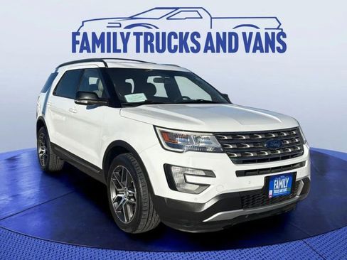 Used 2017 Ford Explorer XLT w/ Equipment Group 202A image 7