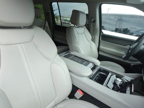 Used 2022 Jeep Wagoneer Series III w/ Flexible Seating Group image 10