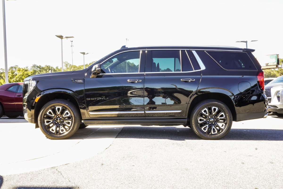 Used 2023 GMC Yukon Denali Ultimate AWD/4WD image 10