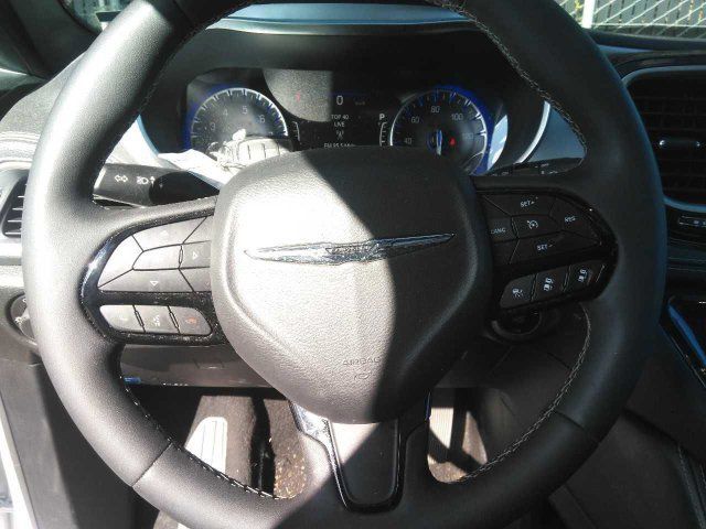 Used 2025 Chrysler Pacifica Limited FWD image 3