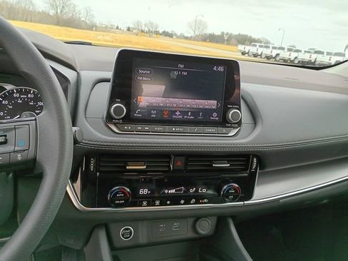 Used 2023 Nissan Rogue SV image 13