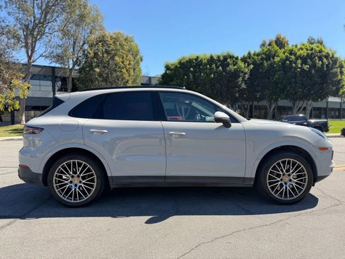 Used 2023 Porsche Cayenne Platinum Edition image 9