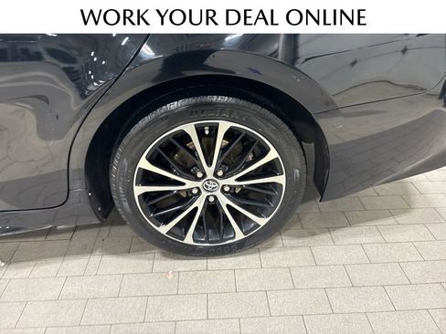 Used 2018 Toyota Camry SE w/ Moonroof Package image 19