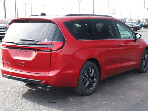 New 2026 Chrysler Pacifica Select image 32