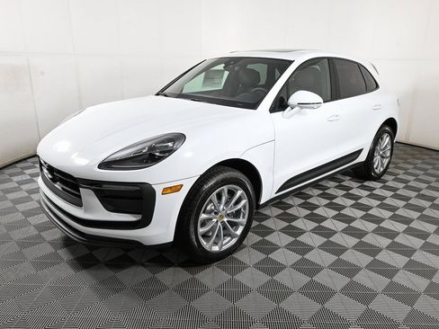Certified 2025 Porsche Macan AWD image 1