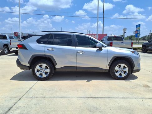 Used 2020 Toyota RAV4 XLE w/ Convenience Package FWD image 5