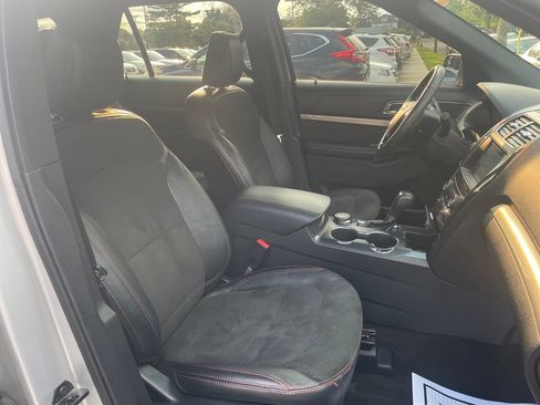 Used 2018 Ford Explorer XLT w/ Equipment Group 202A AWD/4WD image 25