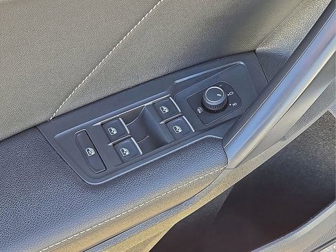 Used 2023 Volkswagen Tiguan SE image 21