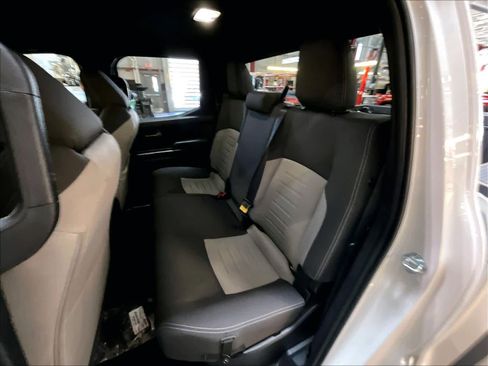 Used 2025 Toyota Tacoma TRD Off-Road image 15