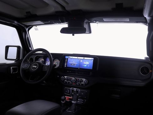 Used 2025 Jeep Gladiator Mojave w/ Safety Group AWD/4WD image 13