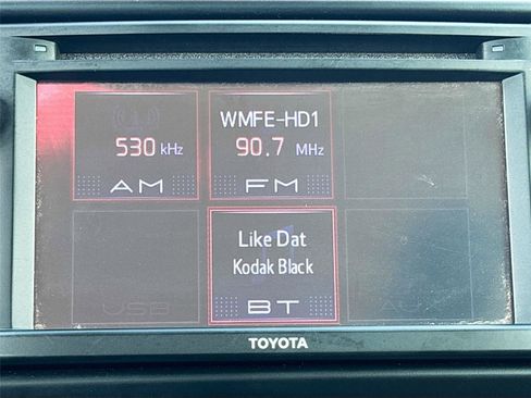 Used 2017 Toyota Yaris L image 14