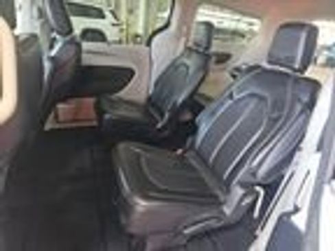 Used 2023 Chrysler Pacifica Touring-L FWD image 6