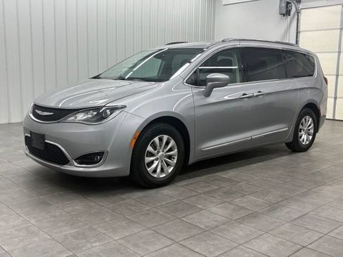 Used 2018 Chrysler Pacifica Touring-L FWD image 5