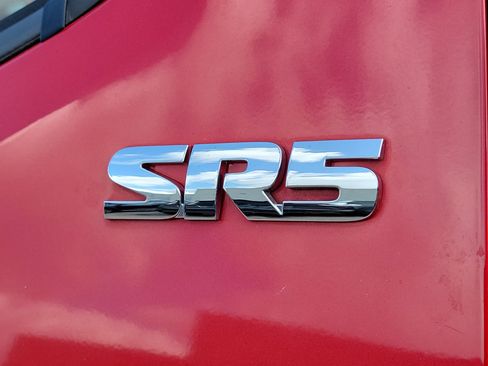 Used 2021 Toyota Tacoma SR5 AWD/4WD image 11
