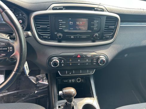 Used 2016 Kia Sorento LX w/ LX Convenience Package image 10