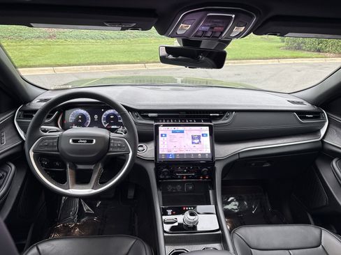 Certified 2025 Jeep Grand Cherokee Limited w/ Luxury Tech Group II AWD/4WD image 21