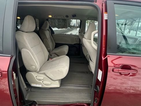 Used 2016 Toyota Sienna LE image 25