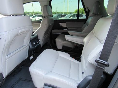 Used 2025 Ford Expedition Active AWD/4WD image 35